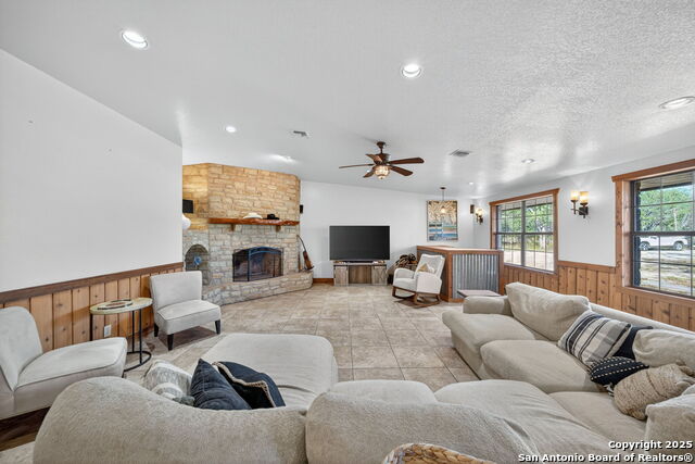 Listing photo id 7 for 15326 Gross Lane