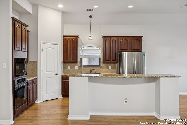 Listing photo id 20 for 21315 Encino Ash