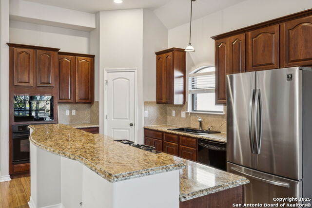 Listing photo id 21 for 21315 Encino Ash