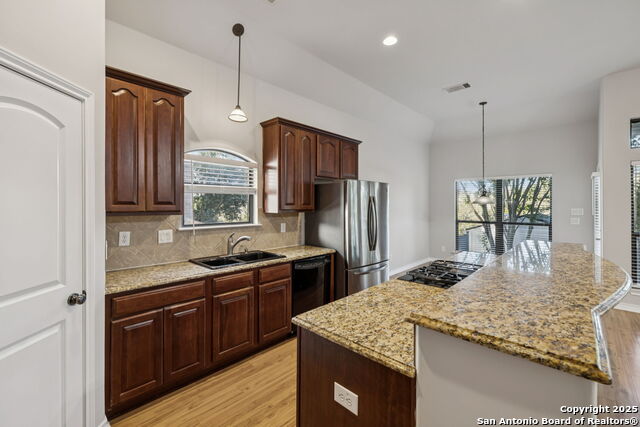 Listing photo id 23 for 21315 Encino Ash