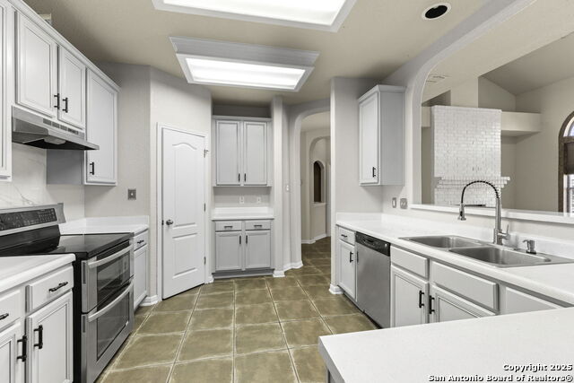 Image 11 of 26 For 419 Coyanosa Falls