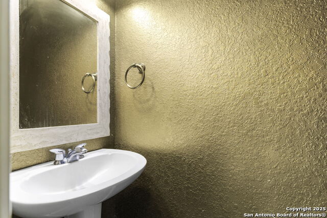 Image 24 of 26 For 419 Coyanosa Falls