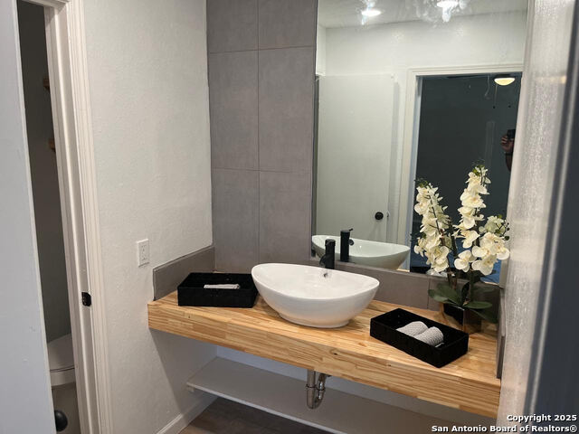 Listing photo id 9 for 9345 Dover  9345