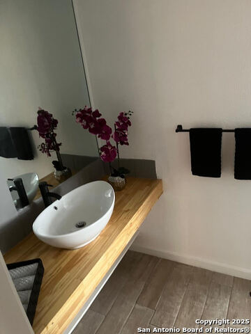 Listing photo id 10 for 9345 Dover  9345