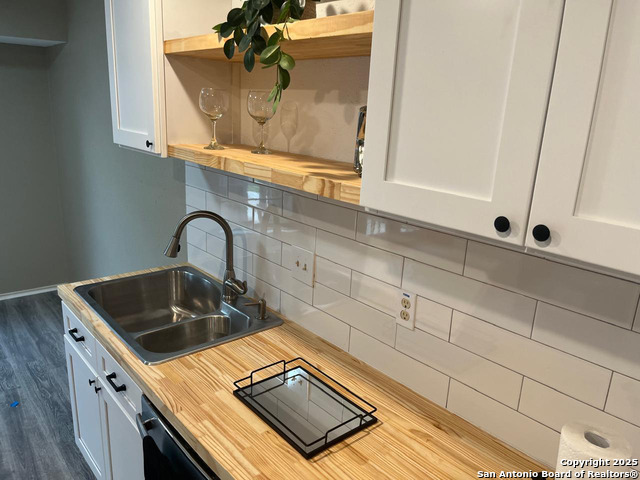 Listing photo id 4 for 9345 Dover  9345