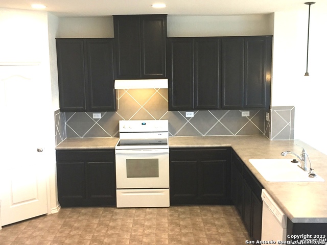 Listing photo id 1 for 525 Dusty Emerald