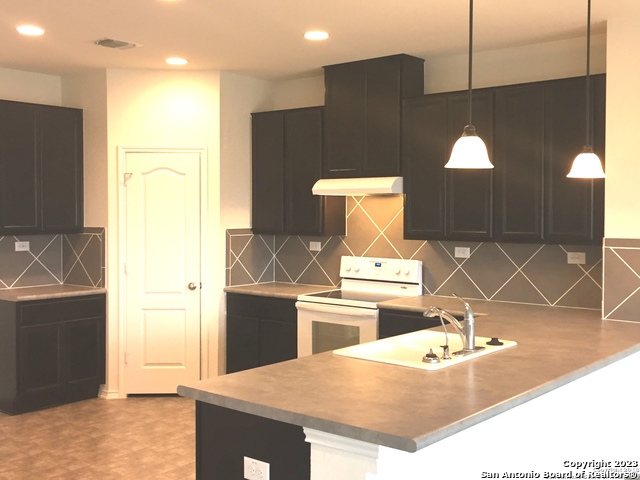 Listing photo id 2 for 525 Dusty Emerald