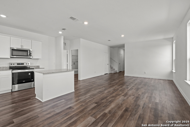 Image 11 of 36 For 944 Heartseed Avenue