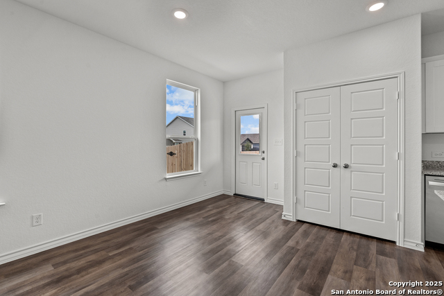 Image 18 of 36 For 944 Heartseed Avenue