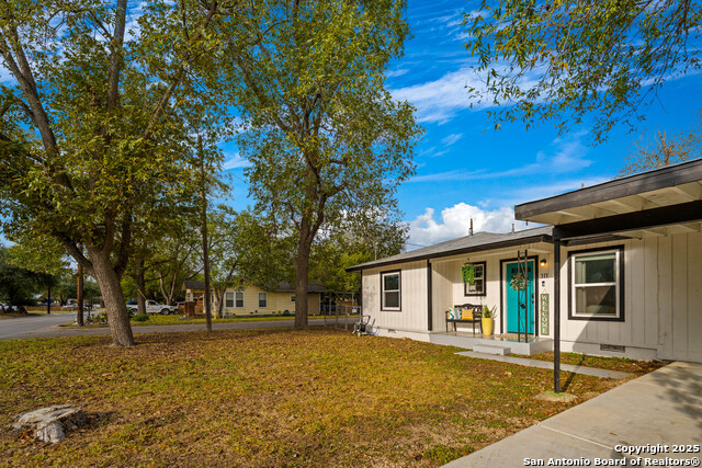 Listing photo id 3 for 311 Torrey  