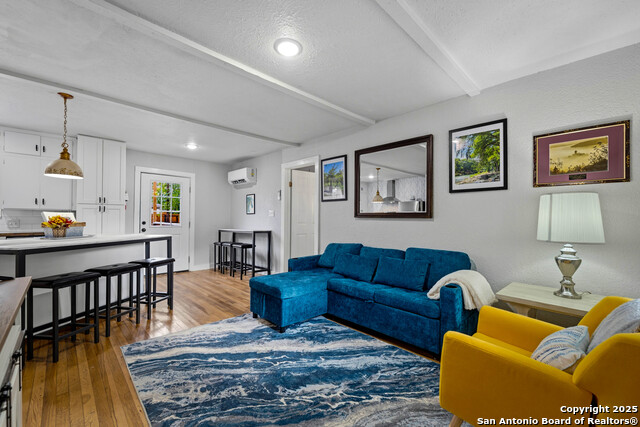 Listing photo id 5 for 311 Torrey  