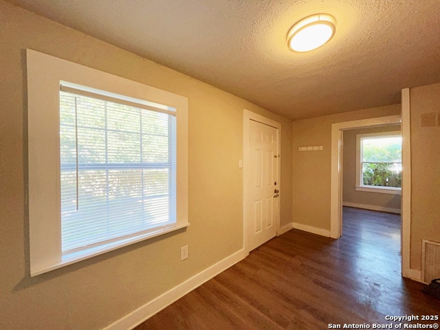 Image 23 of 31 For 919 Ripley Ave