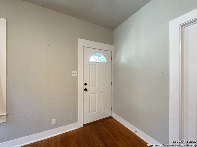 Image 24 of 31 For 919 Ripley Ave