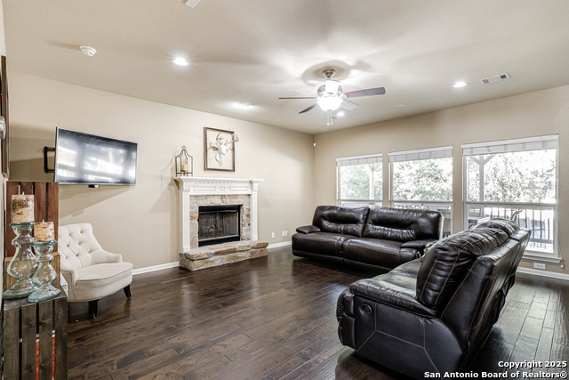 Listing photo id 5 for 1443 Camden Cove