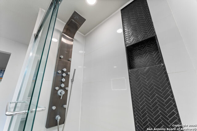 Image 18 of 40 For 623 Nottingham Dr E