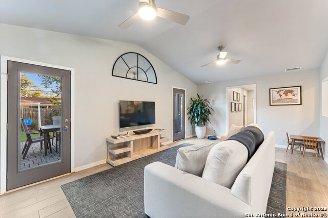 Image 6 of 40 For 623 Nottingham Dr E