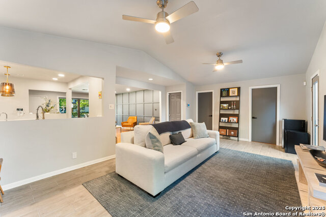 Image 8 of 40 For 623 Nottingham Dr E