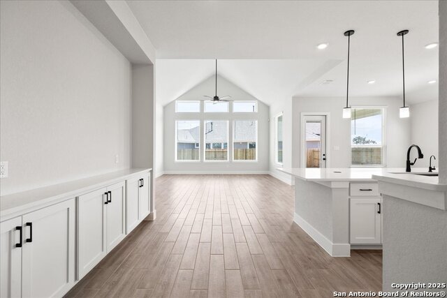 Listing photo id 1 for 413 Canyon Live Oak