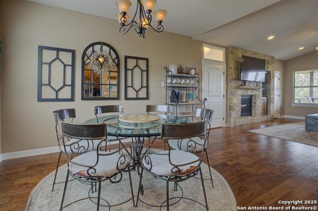 Listing photo id 11 for 1350 Colleen