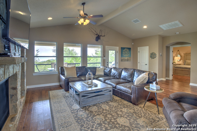 Listing photo id 6 for 1350 Colleen