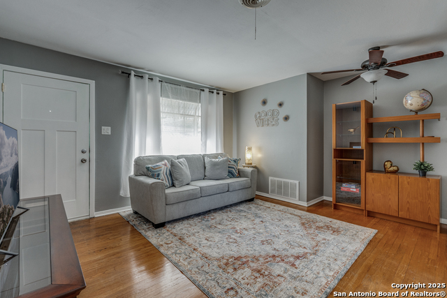 Image 4 of 11 For 339 Edgebrook