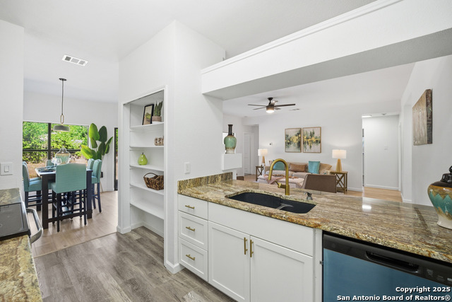 Listing photo id 11 for 9151 Tree Village