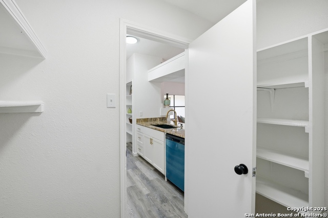 Listing photo id 12 for 9151 Tree Village