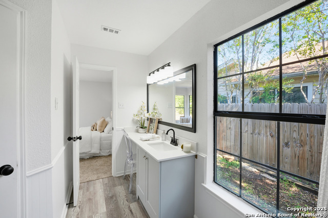 Listing photo id 17 for 9151 Tree Village