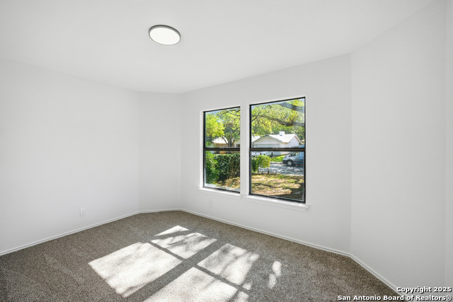 Listing photo id 18 for 9151 Tree Village