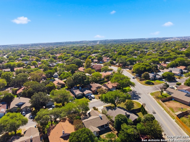 Listing photo id 25 for 9151 Tree Village