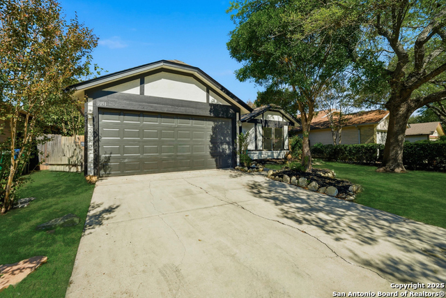 Listing photo id 1 for 9151 Tree Village