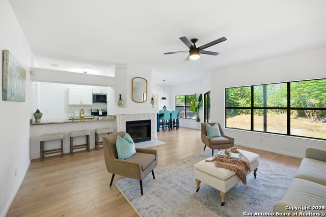 Listing photo id 3 for 9151 Tree Village