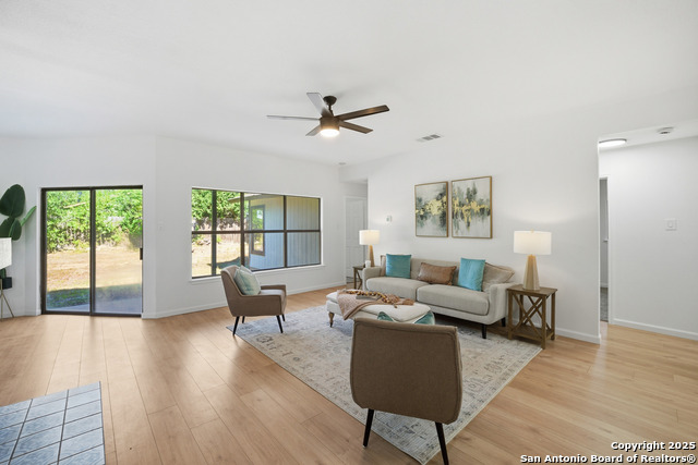 Listing photo id 5 for 9151 Tree Village