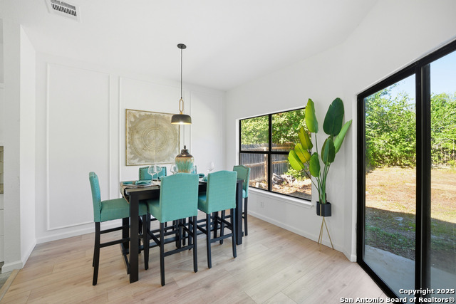 Listing photo id 7 for 9151 Tree Village