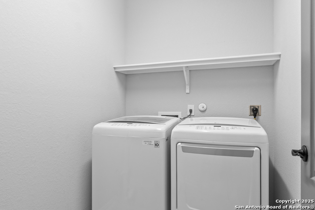 Listing photo id 12 for 8232 Breezy Cove