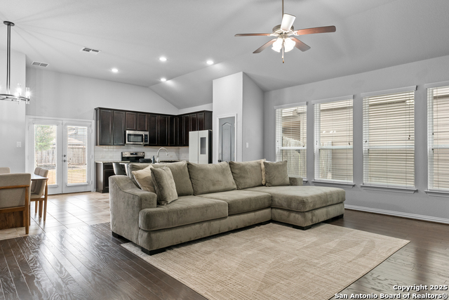 Listing photo id 13 for 8232 Breezy Cove