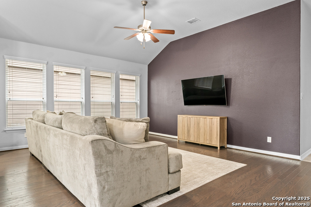 Listing photo id 14 for 8232 Breezy Cove