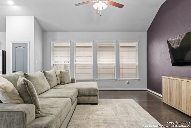 Listing photo id 15 for 8232 Breezy Cove