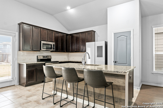 Listing photo id 17 for 8232 Breezy Cove