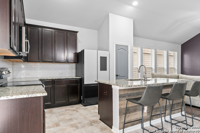 Listing photo id 18 for 8232 Breezy Cove