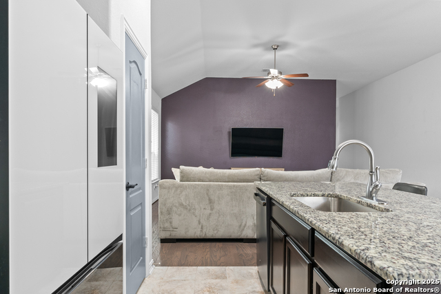 Listing photo id 19 for 8232 Breezy Cove