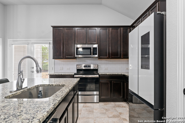 Listing photo id 20 for 8232 Breezy Cove