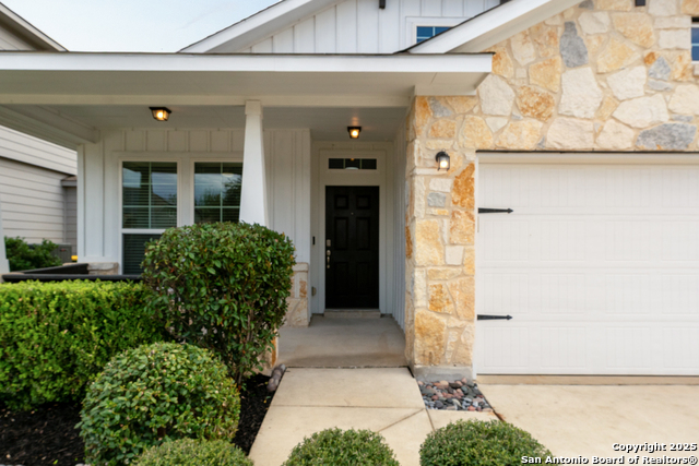 Listing photo id 2 for 8232 Breezy Cove