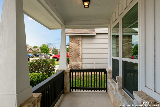 Listing photo id 3 for 8232 Breezy Cove