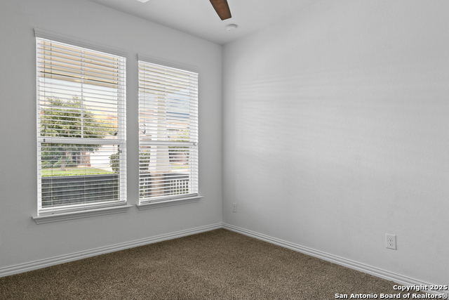 Listing photo id 5 for 8232 Breezy Cove