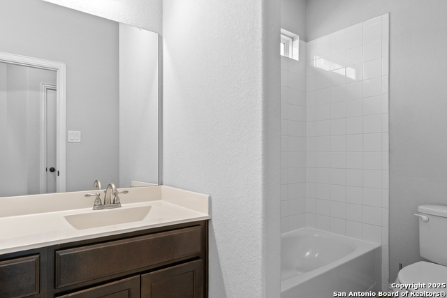 Listing photo id 7 for 8232 Breezy Cove