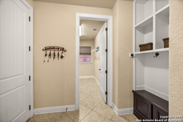 Listing photo id 37 for 8907 Irving Hill