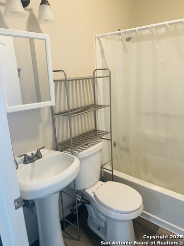 Listing photo id 4 for 405 Sabinal W B