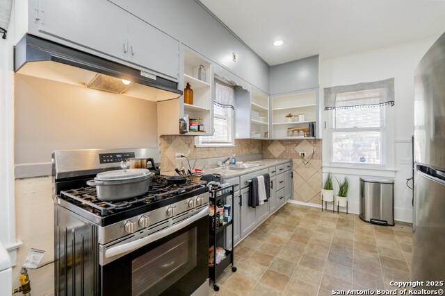 Listing photo id 9 for 703 Highland E