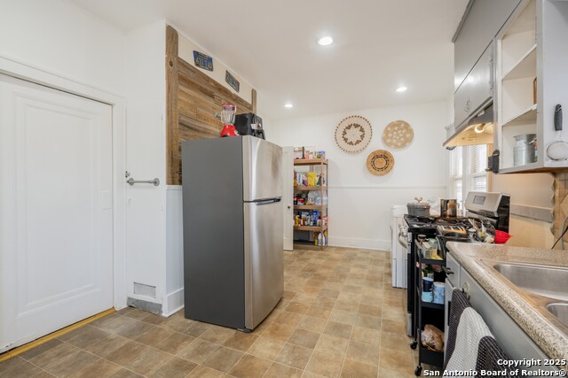 Listing photo id 10 for 703 Highland E